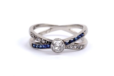 Lot 713 - A diamond and sapphire ring