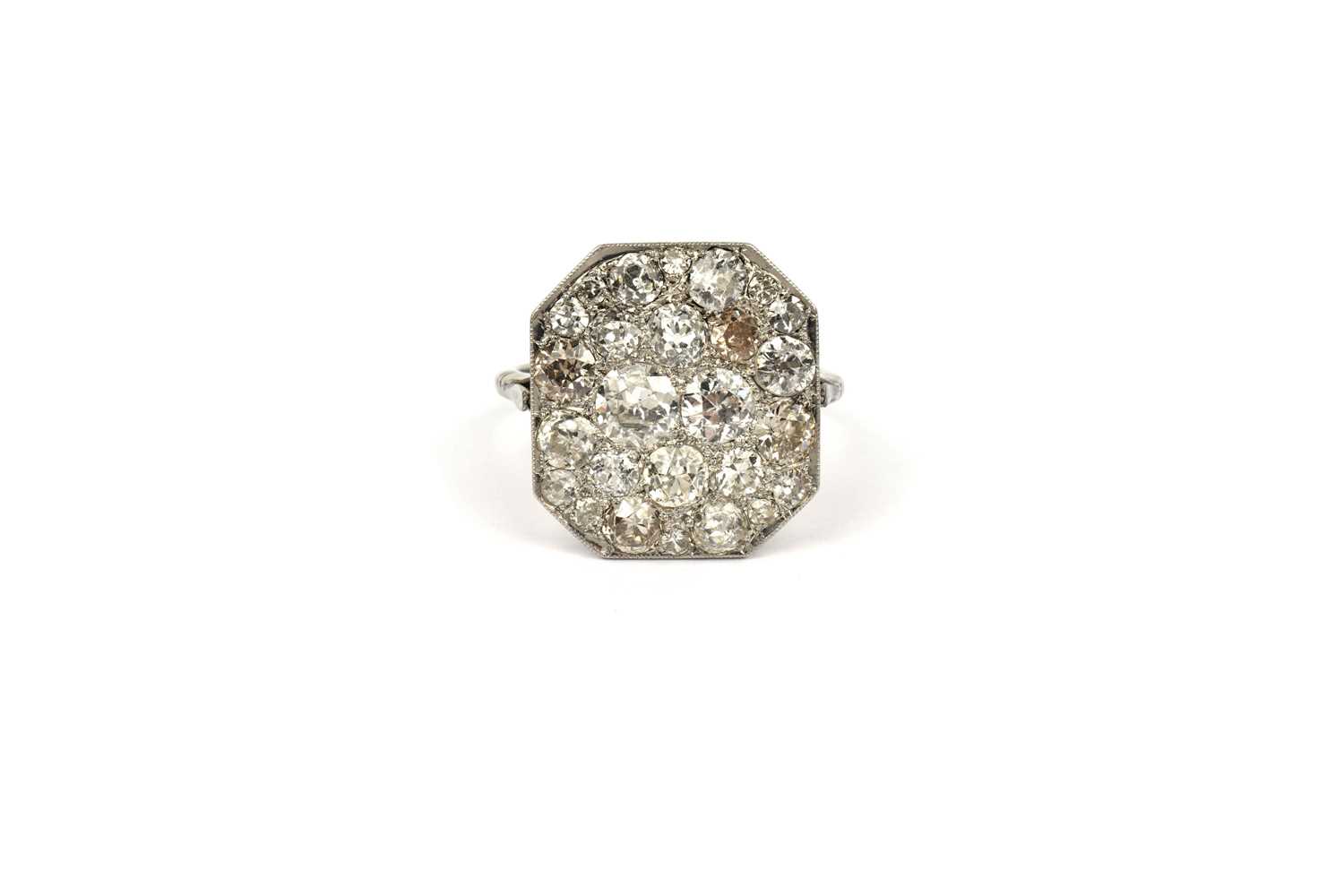 Lot 718 - A diamond plaque dress ring