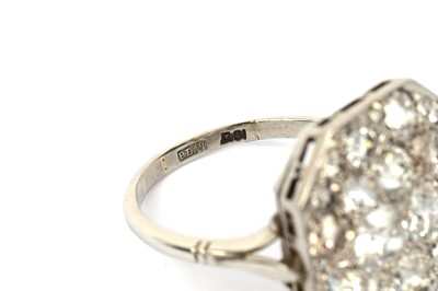 Lot 718 - A diamond plaque dress ring