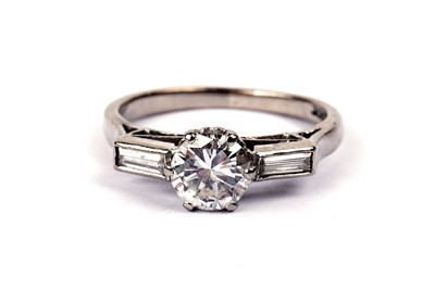 Lot 722 - A diamond ring set with brilliant and baguette-cut diamonds