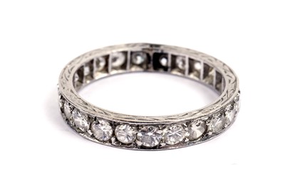 Lot 723 - A diamond eternity ring