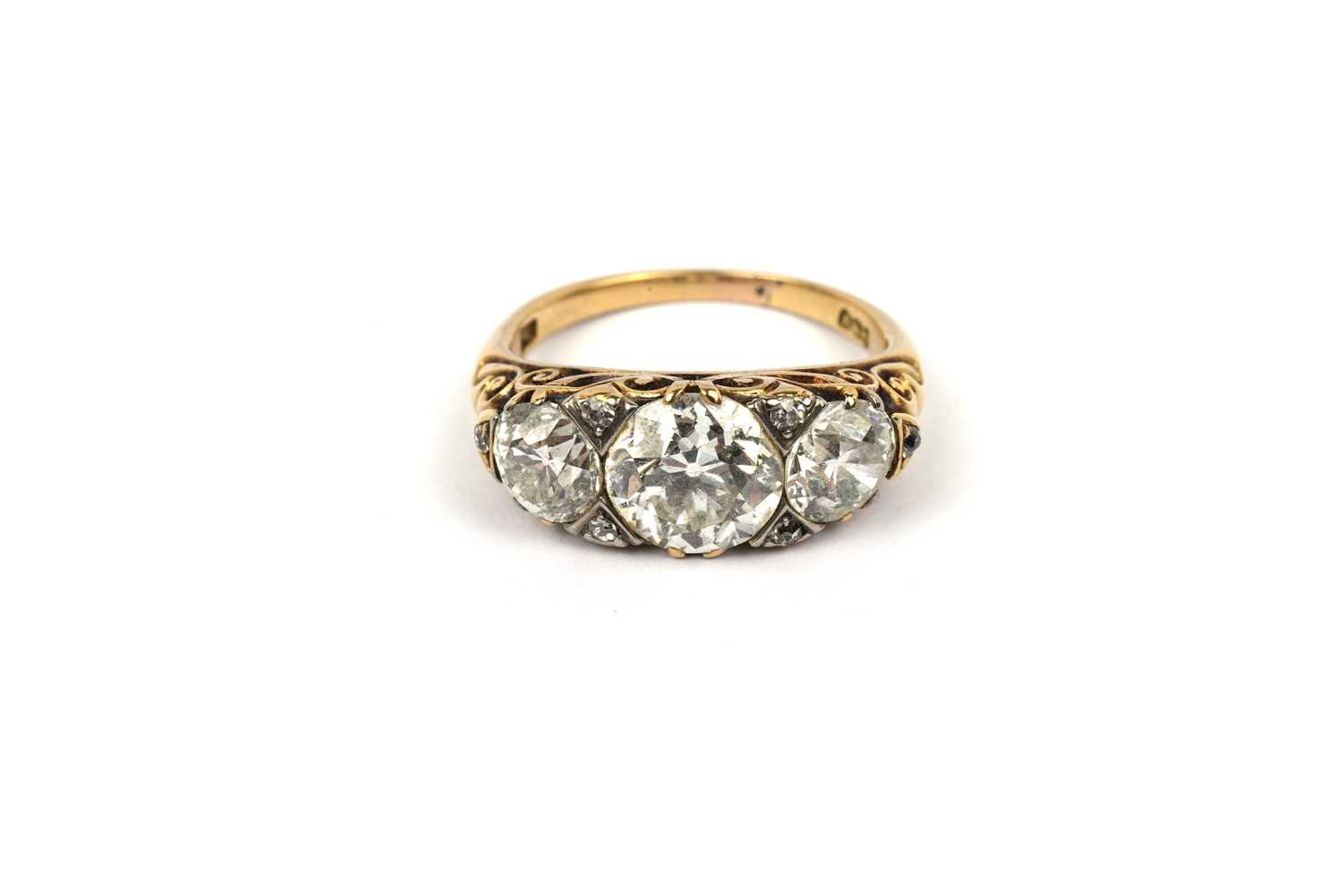 Lot 726 - A Victorian three stone diamond ring