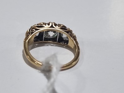 Lot 726 - A Victorian three stone diamond ring