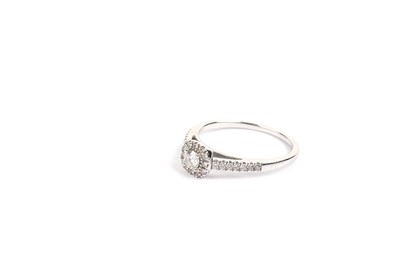 Lot 748 - A diamond cluster ring