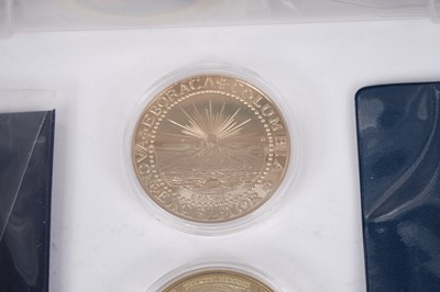Lot 236 - A large collection of British modern commemorative and proof coins
