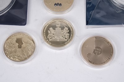 Lot 236 - A large collection of British modern commemorative and proof coins