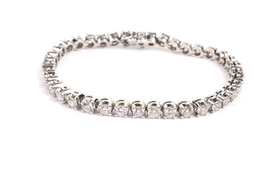 Lot 753 - A diamond line or tennis bracelet