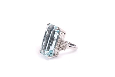 Lot 756 - An aquamarine and diamond Art Deco style ring