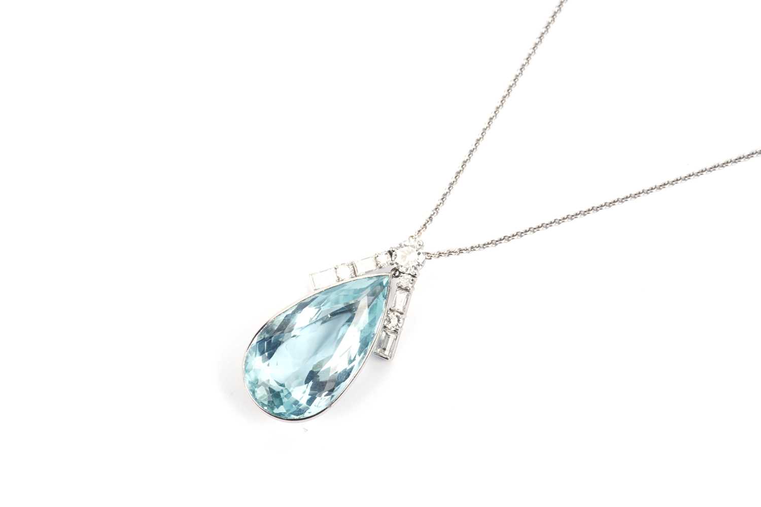 Lot 758 - An aquamarine and diamond pendant