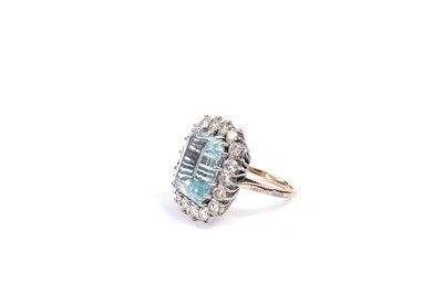 Lot 759 - An aquamarine and diamond rectangular cluster ring