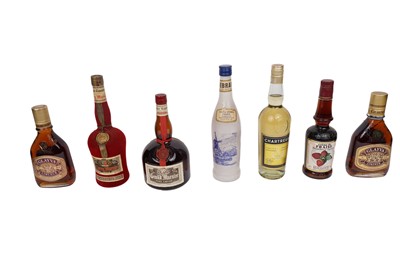 Lot 800 - A collection of liqueurs