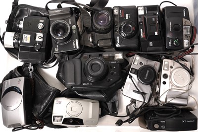 Lot 852 - A selection of compact cameras by Canon and Minolta