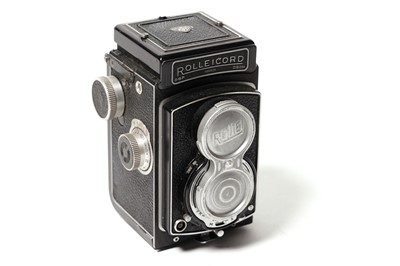 Lot 870 - A Rolleicord camera, in case