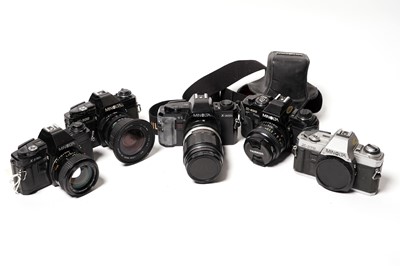 Lot 885 - Minolta SLR cameras