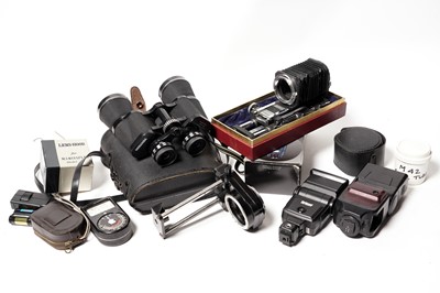 Lot 899 - Tripods and photographic accessories