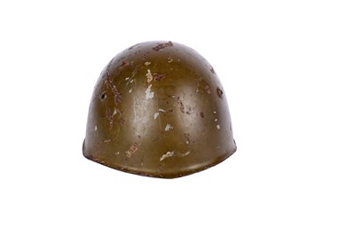 Lot 197 - An Italian M33 pattern steel combat helmet