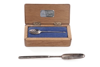 Lot 199 - A George III silver marrow scoop; and a mote spoon