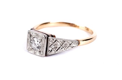 Lot 11 - An Art Deco diamond solitaire ring