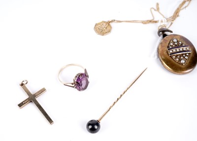 Lot 7 - A selection of gold and other jewellery