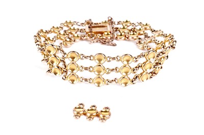 Lot 57 - A 15ct yellow gold bracelet