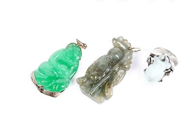 Lot 68 - Three pieces of Chinese jade jewellery