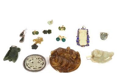 Lot 60 - A selection of serpentine jewellery