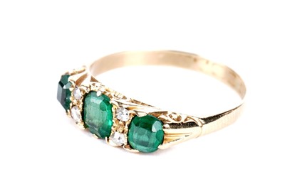 Lot 59 - An emerald and diamond ring