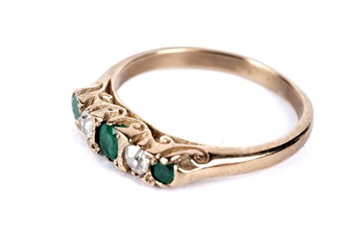 Lot 61 - An emerald and diamond ring