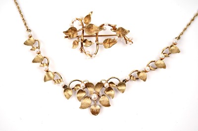 Lot 768 - Cropp & Farr: a 9ct yellow gold and cultured pearl necklace and brooch