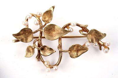 Lot 768 - Cropp & Farr: a 9ct yellow gold and cultured pearl necklace and brooch