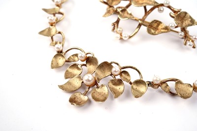 Lot 768 - Cropp & Farr: a 9ct yellow gold and cultured pearl necklace and brooch