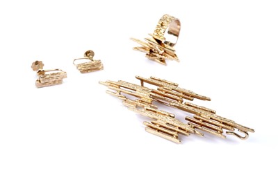 Lot 769 - A 9ct yellow gold brooch, ring and earrings set