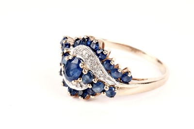 Lot 41 - A sapphire and diamond ring