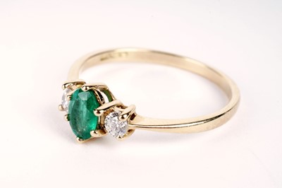 Lot 38 - An emerald and diamond ring