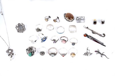 Lot 48 - A selection of silver jewellery