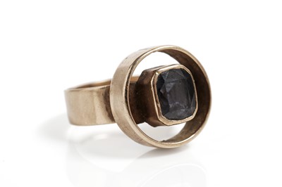 Lot 772 - A blue spinel single stone ring