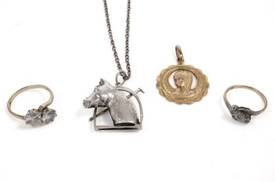 Lot 101 - A selection of gold and silver jewellery