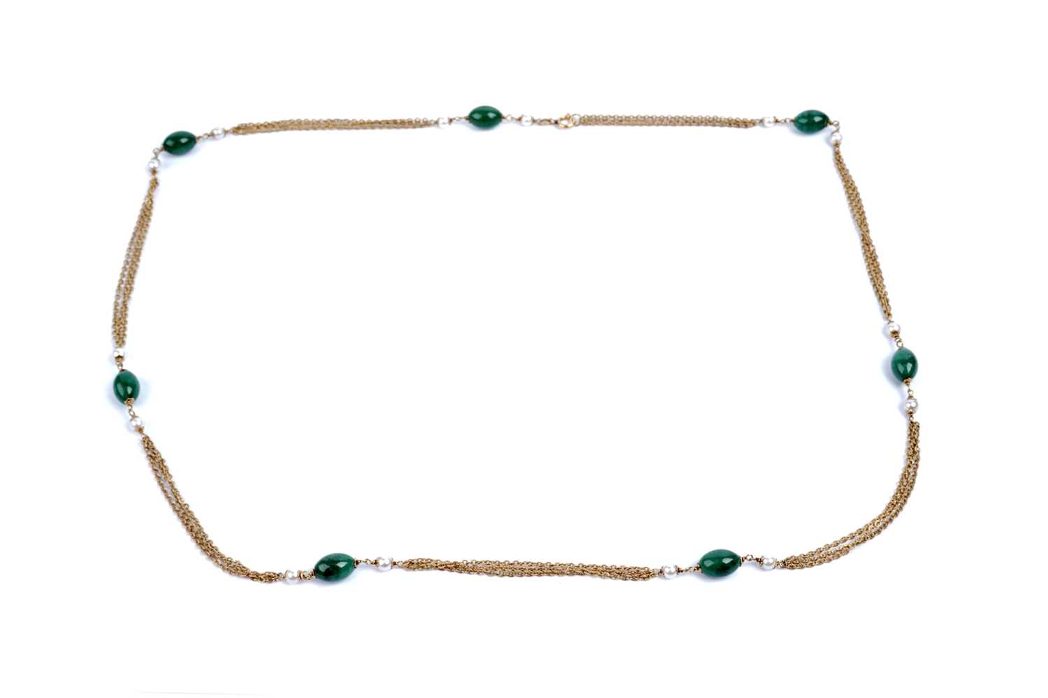 Lot 614 - An 18ct yellow gold, aventurine quartz and cultured pearl necklace