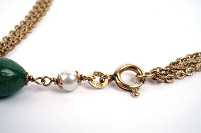 Lot 614 - An 18ct yellow gold, aventurine quartz and cultured pearl necklace