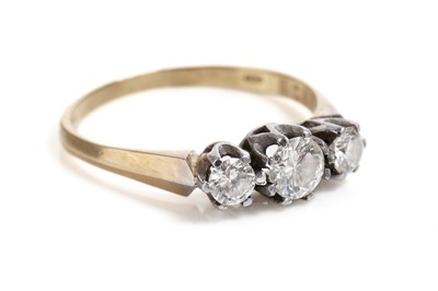 Lot 810 - A diamond trilogy dress ring