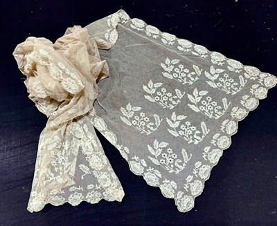 Lot 1486 - An early 19th Century tambour lace fischu