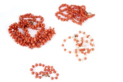 Lot 266 - A selection of early 20th Century children's coral and pearl jewellery