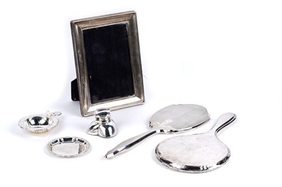 Lot 297 - A selection of silverware