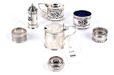 Lot 298 - A selection of silverware