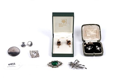 Lot 220A - A selection of gold, silver and costume jewellery