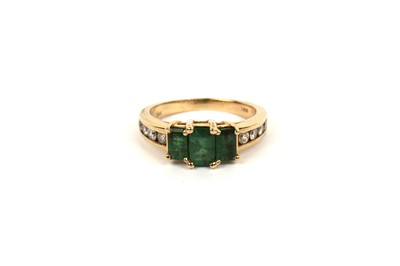 Lot 619 - An emerald and diamond ring