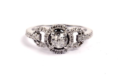 Lot 620 - A diamond cluster ring