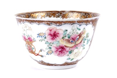 Lot 856 - A Chinese famille rose teabowl