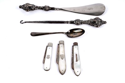 Lot 302 - A selection of small silver items