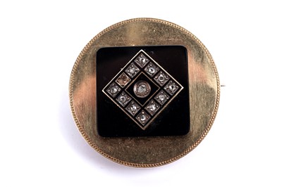 Lot 633 - An Art Deco diamond, onyx and gold brooch/pendant